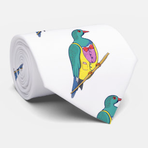 Cravate Bois Pigeon Kereru portant un costume