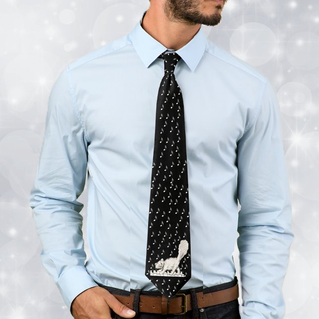 Cravate Chat blanc sur clés de piano (Winking white cat walking on piano keys music notes on black and white neck tie.)