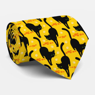 Cravate Chat noir marchant dans la rue