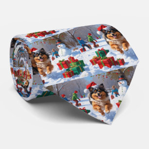 Cravate Chien Keeshond courant dans la neige avec un chape