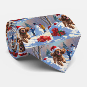 Cravate Cocker Spaniel courant dans la neige avec un chape