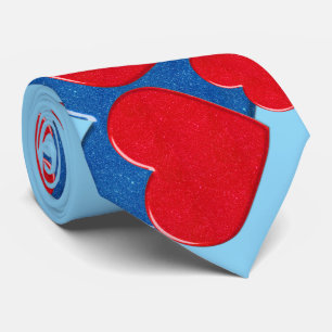 Cravate Coeurs d'amour rouge et bleu sur arrière - plan bl