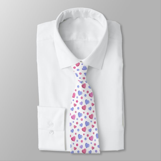 Cravate Coeurs roses et bleus sur un arrière - plan blanc. (Attaché)