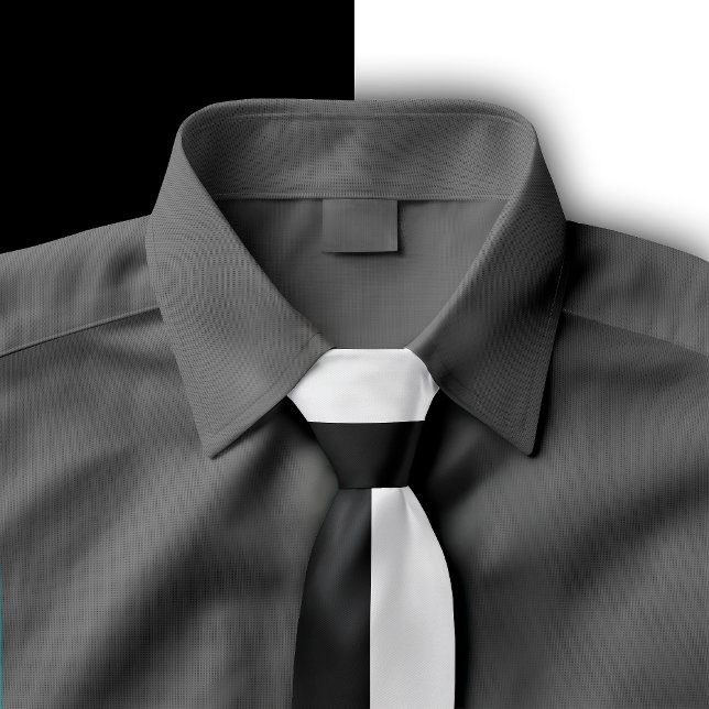 Cravate Conception de couleur divisée noir et blanc (Black and White split color tie displayed on a dark grey shirt.)