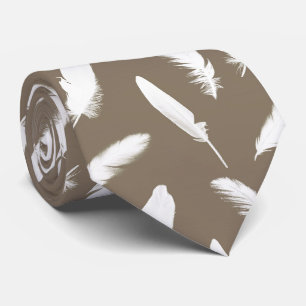 Cravate Copie de plume blanche sur le taupe