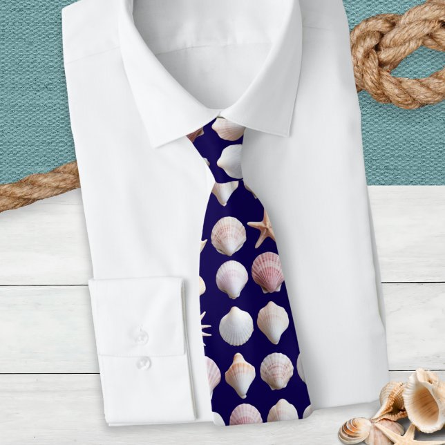 Cravate Coques de mer (A tie with seashells pattern on a dark blue background)