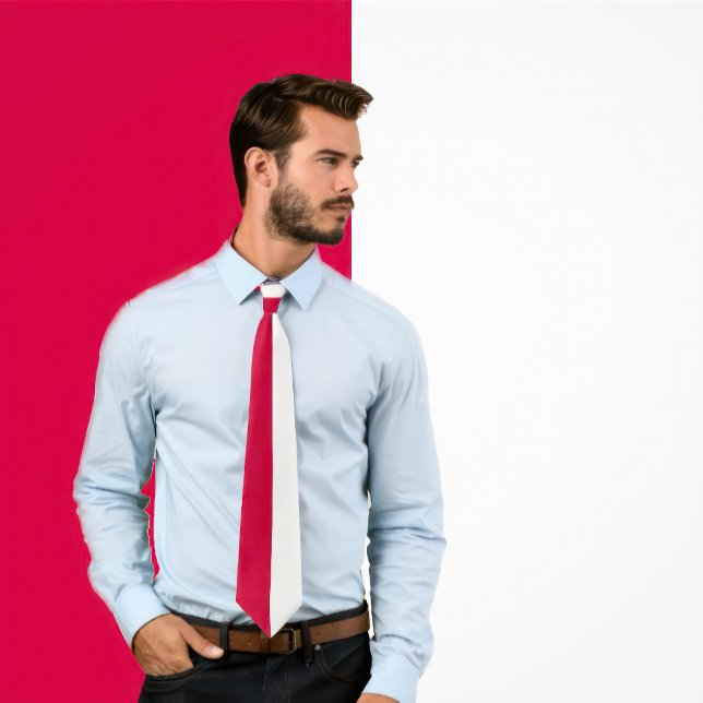 Cravate Couleur de fractionnement carlet et blanc (Man wears Scarlet & White Split Color Neck Tie)