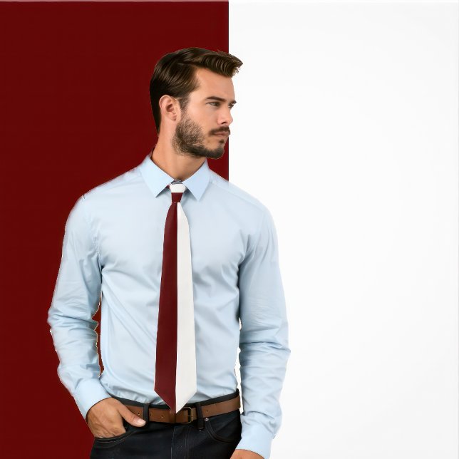Cravate de couleur marron rouge et blanc fractionn (Man wears a Maroon Red and White Split Color Tie
)