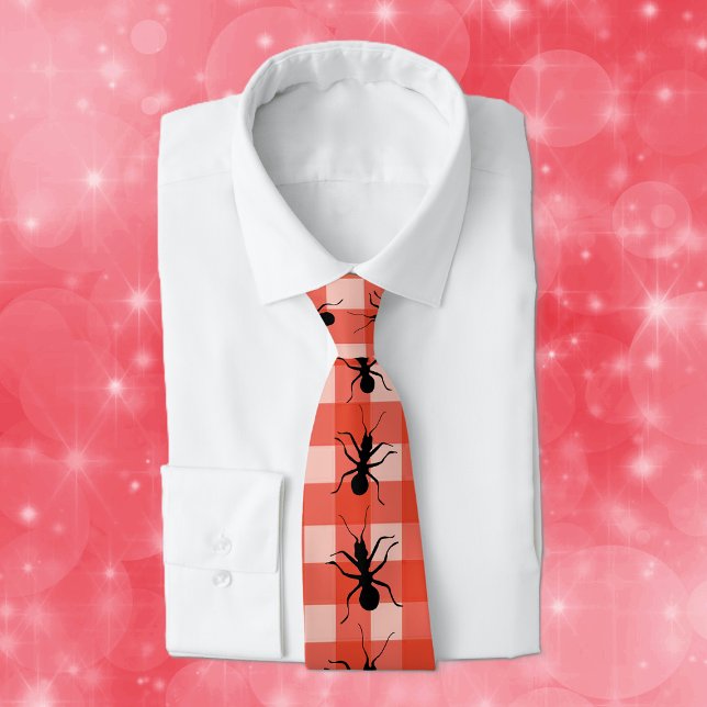 Cravate Déplaisant Crawants Nappes Plaid (Big crawling black ants on red white checkered tablecloth plaid neck tie.)