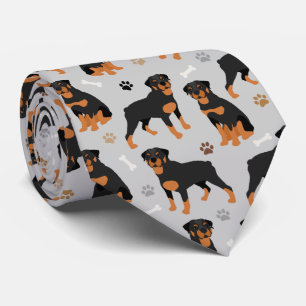 Cravate des os et des pattes de chien Rottweiler