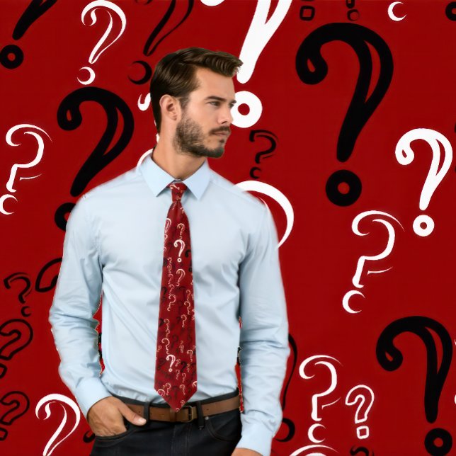 Cravate des points d'interrogation en relief - bla (Man wears a necktie with a distressed pattern of black and white question marks on maroon.)