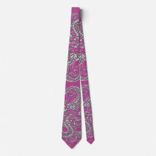 Cravate Dragon d'argent sur la texture en cuir rose magent