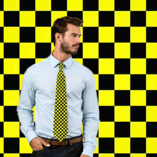 cravate en damier jaune et noir (Man wears a Yellow and Black Checkerboard Necktie
)