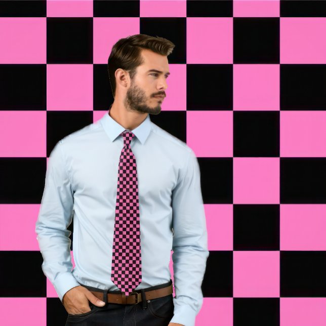 cravate en damier rose et noir chaud (Man wears a hot pink and black checkerboard pattern necktie.)