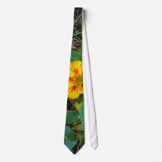 Cravate Fleur dans les feuilles
