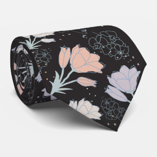 Cravate foncé et fleuri