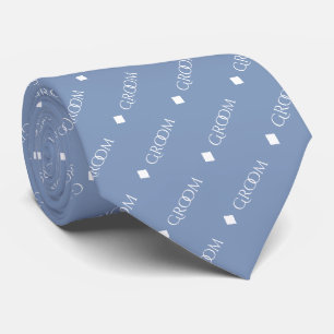 Cravate Groom - Texte blanc répété sur bleu clair