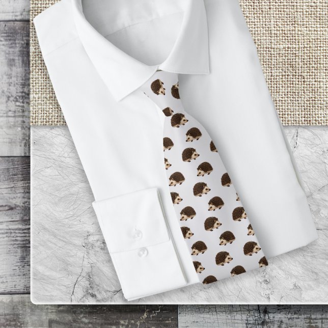 Cravate Hérisson Faune Nature Platine Gris (A stylish tie for wildlife lovers, with a pattern of cute hedgehogs on a pale silver-gray background)