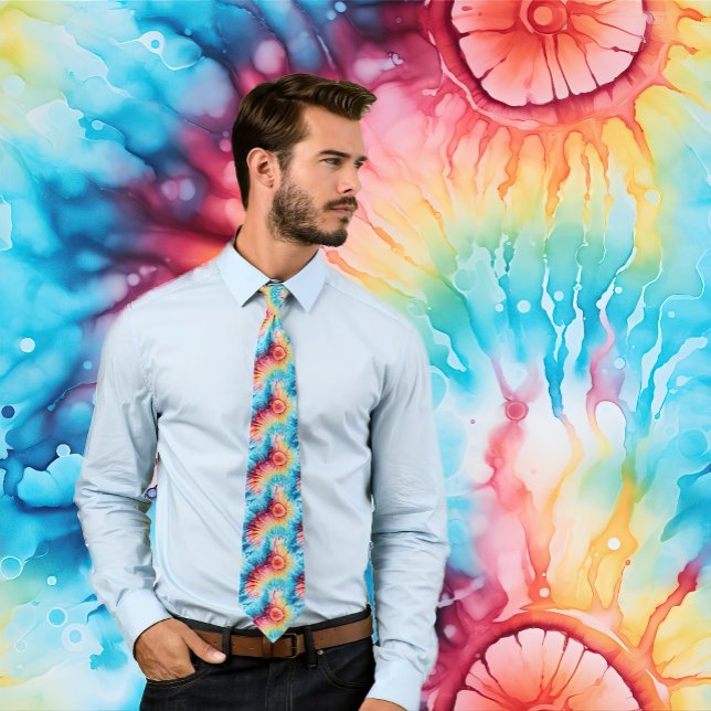 Cravate Hippy Retro années 1960 Rainbow Cravate-Dye Motif (Man wears a colorful rainbow tie-dye pattern necktie.)