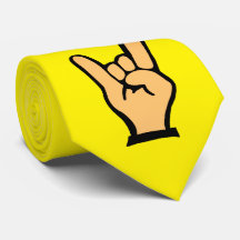 cravate jaune avec un signe de rock à la main