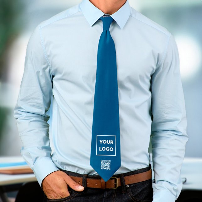 Cravate Logo professionnel personnalisé QR Code sur bleu 2 (Custom Business Logo QR Code on Blue 2 Sided Neck Tie, tied, in situ)