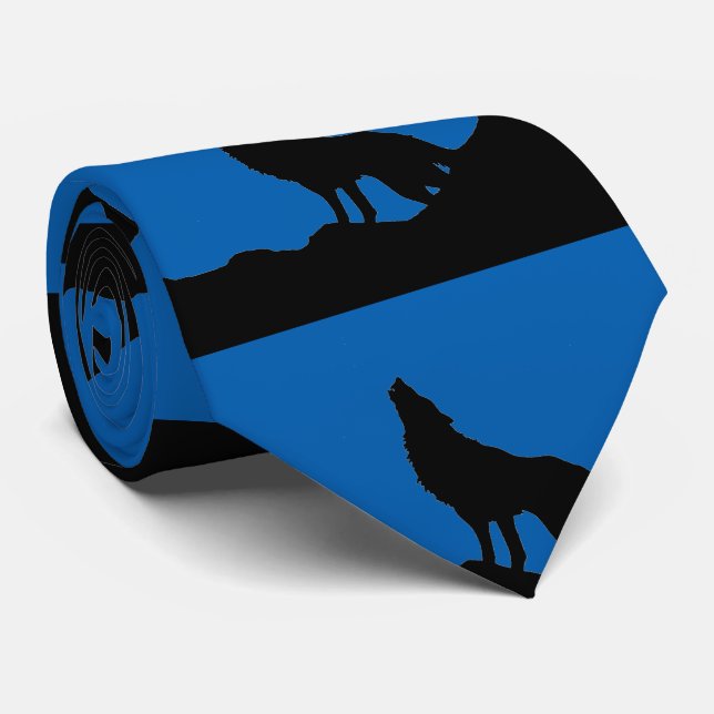 Cravate Loup noir bleu solitaire debout sur une colline Si (Roulé)
