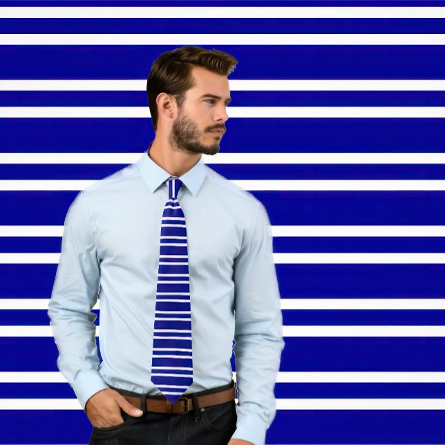 Cravate Marine Avec Bandes Blanches Horizontales M (Man wears a tie with thin white stripes on a navy blue.
)