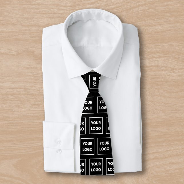 Cravate Motif de logo d'entreprise personnalisé sur face n (Custom Business Logo Pattern on Black Neck Tie, tied, in situ)