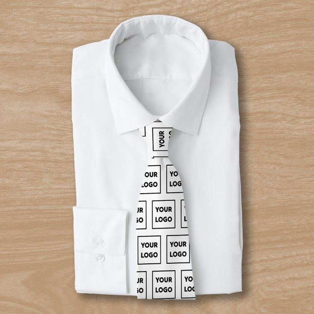 Cravate Motif de logo professionnel personnalisé sur blanc (Custom Business Logo Pattern on White 2 Sided Neck Tie, tied, in situ)
