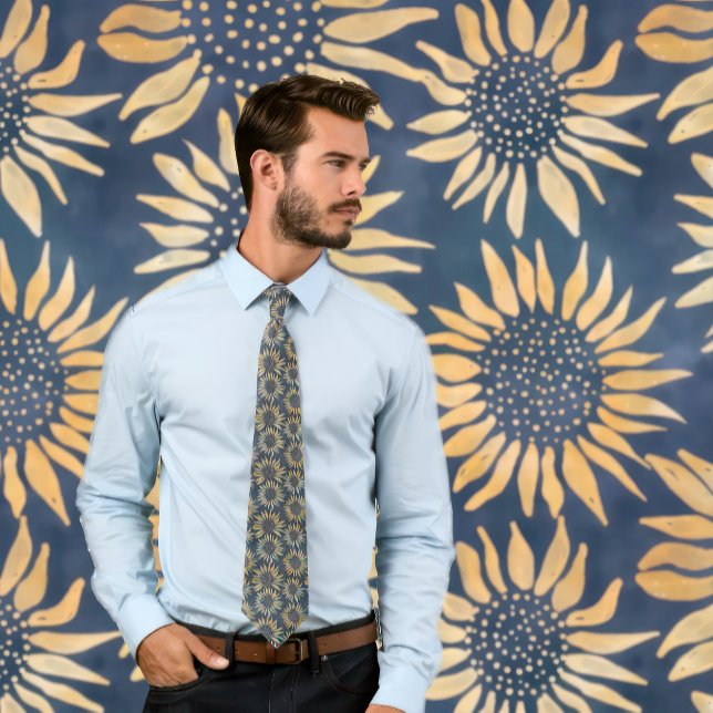 Cravate Motif de tournesol Boho Batik sur bleu foncé (Man wears a necktie with a boho sunflower pattern.)