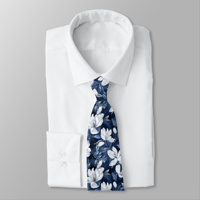 Cravate Motif Magnolia blanc au chiffon de minuit (Attaché)