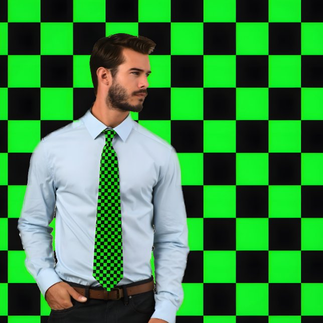 Cravate Necktie en carton vert néon et noir (Man wearing Neon Green and Black Checkerboard Necktie.)