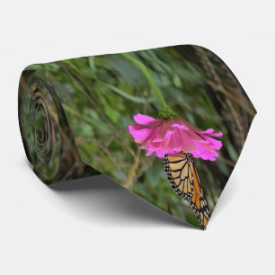 Cravate Papillon Monarque sur une jolie fleur rose Zinnia