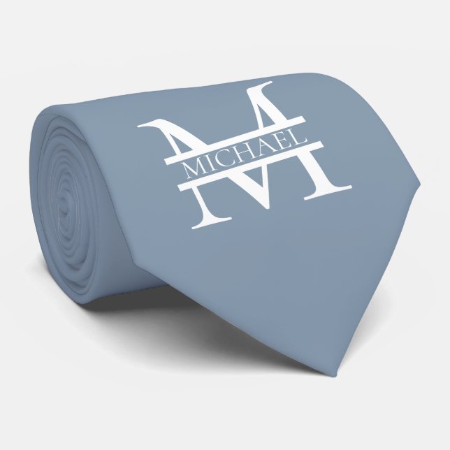 Cravate Personnalisé Elegant Dusty Blue Monogramme et nom (Roulé)