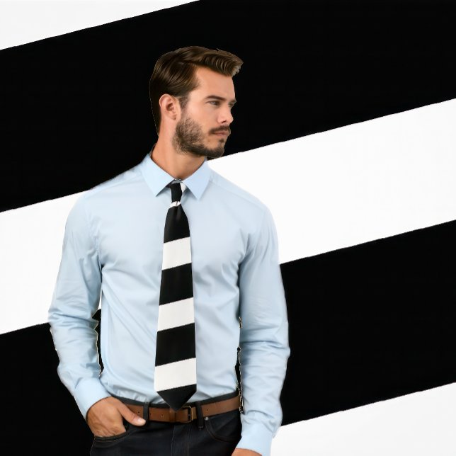 Cravate rayée noire et blanche classique (Man wears a Classic Black and White Striped Tie)