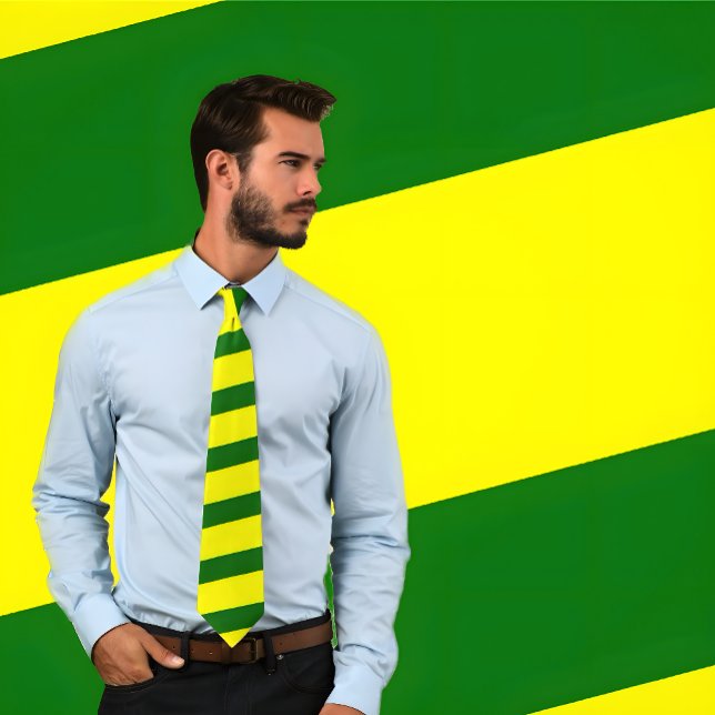 Cravate rayée verte et jaune (épaisses rayures) (Bearded young man wearing a Green and Yellow Striped Necktie.)