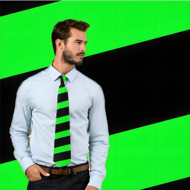 Cravate rayée verte néon et noire (épaisses rayure (Man wears neon green and black striped tie. He stands against green and black striped background.)