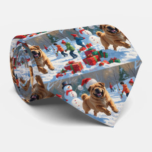 Cravate Shar Pei courant dans la neige avec un chapeau de