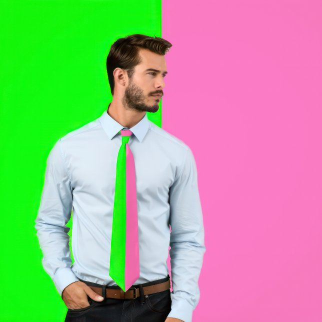 Cravate vert néon et rose chaud (Cravate à deux co (Man wears a Neon Green and Hot Pink Tie (Two Color Tie))