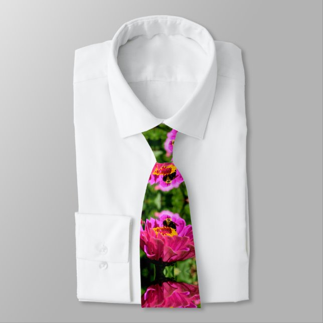 Cravate Zinnia rose avec bourdon (Attaché)