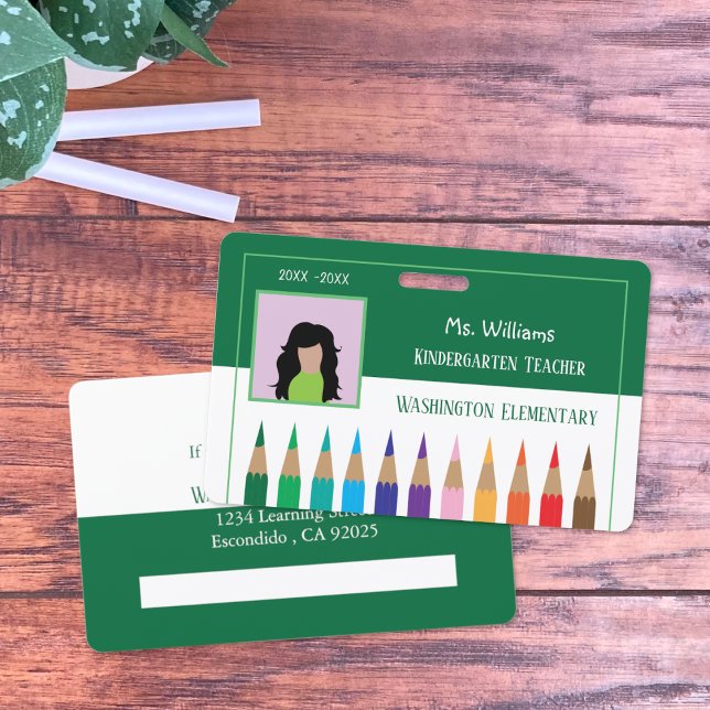 Crayons Arc-en-ciel Professeur de Maternelle Badge (Colored pencils teacher green and white horizontal photo ID badge .)