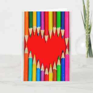 Crayons colorés avec carte de voeux en forme de co