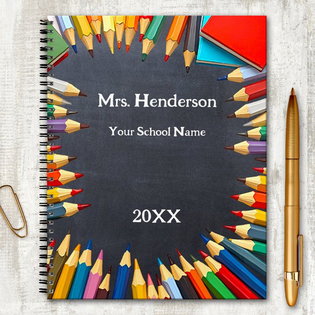 Crayons de couleur noir Année de classe de l'ensei (Teacher year planner featuring a classic design with colored pencils on a blackboard or chalkboard)
