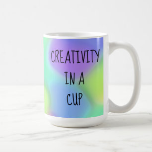 Créativité dans une tasse de café colorée
