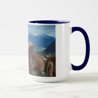 Crinières et tasse de montagnes