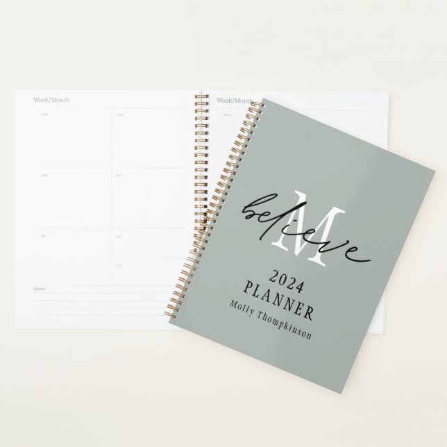 Croire Script 2024 Monogramme Nom initial Sage (Devant avec enveloppe)