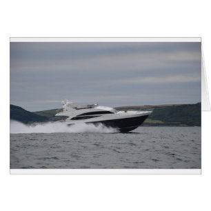 Croisière à moteur à la vitesse.