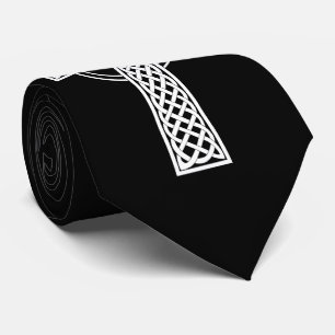Croix celtique sur la cravate noire d'arrière -