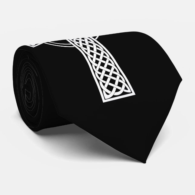 Croix celtique sur la cravate noire d'arrière - (Roulé)