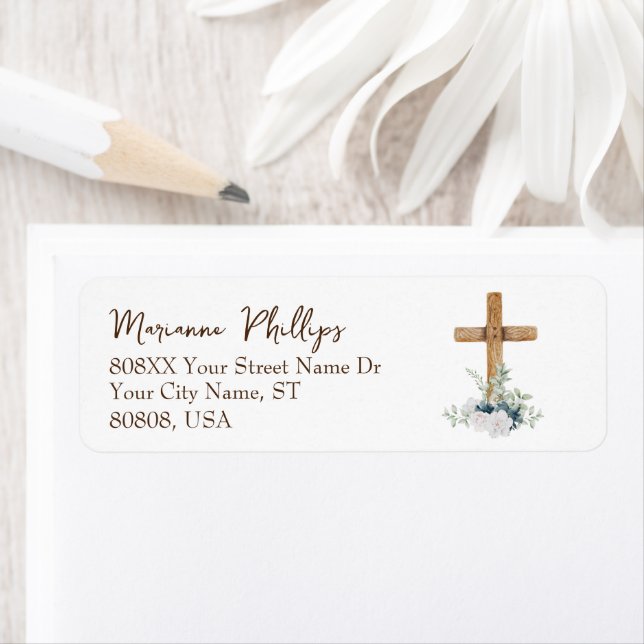 Croix de bois aux fleurs bleues et blanches (En situation)